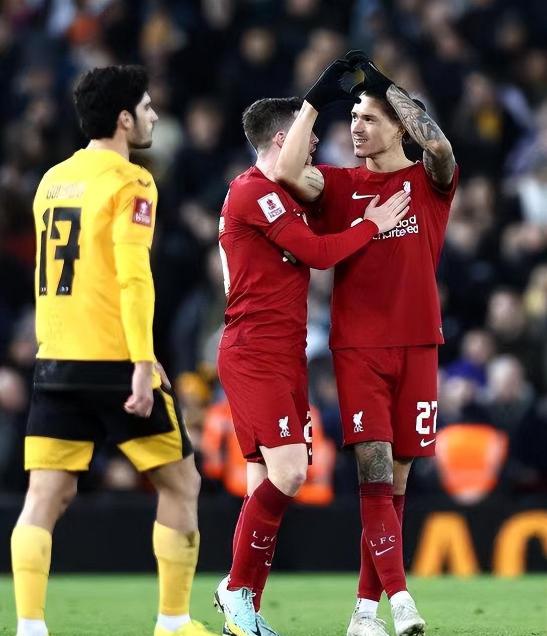 威尼斯人入口 -埃因霍温训练开放日；加时末段刷新队史纪录引欢呼；德国杯在即；临场指挥获称赞的简单介绍