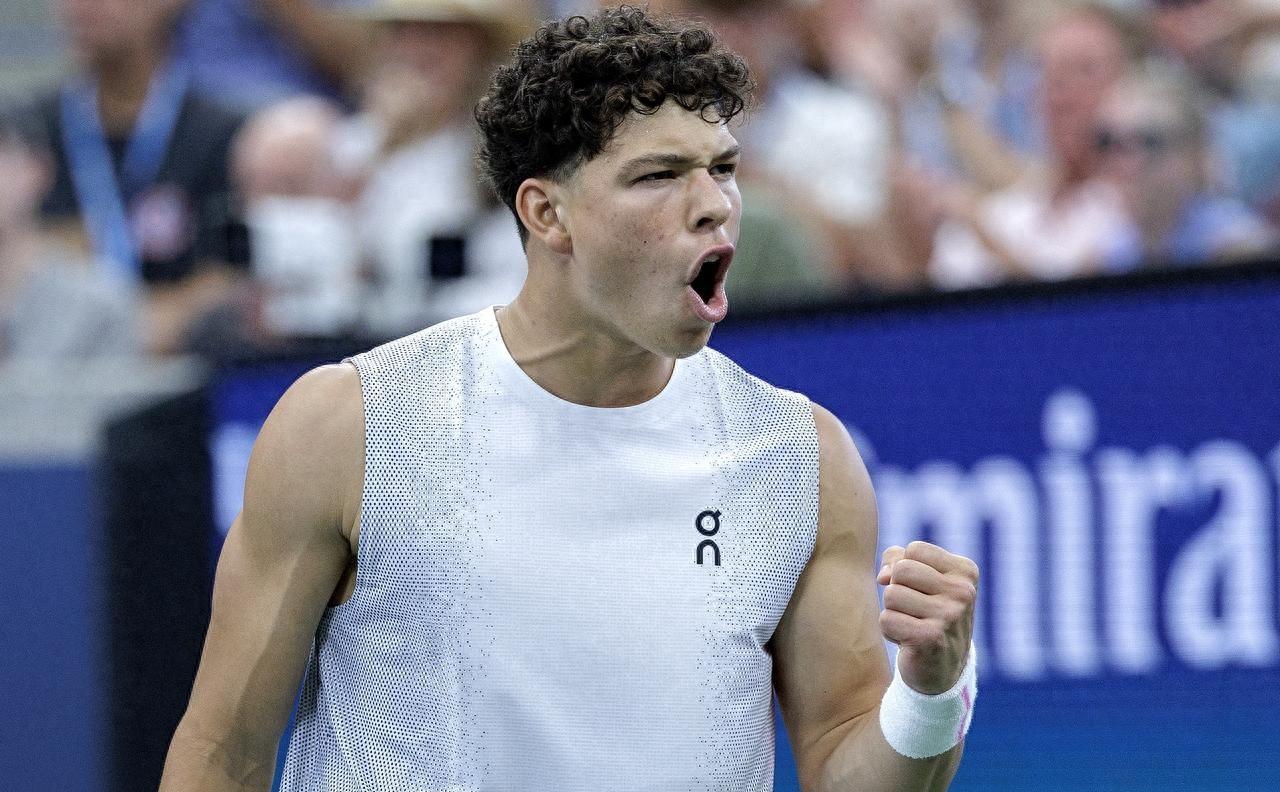 赛前斯图加特绝杀压哨夏洛特黄蜂调整名单备战足总杯，风云突变托特纳姆国际比赛日复出首秀直接炸裂 